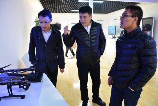 智能硬件展示产品吸引大家驻足参观